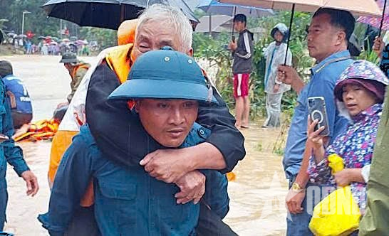 LLVT tỉnh Đắk Lắk kịp cứu bà con thôn Ea Hăn thoát cơn lũ dữ